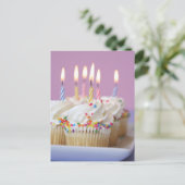 キャンドル付きバースデーカップケーキのトレイ ポストカード (スタンド正面)