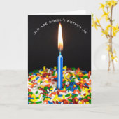 キャンドル付き老齢お誕生日ケーキ カード (黄色い花)