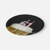 キャンドル付き61歳のバースデービール ペーパープレート (アングル)