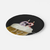 キャンドル付き62歳のバースデービール ペーパープレート (アングル)