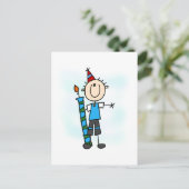 キャンドルTシャツとギフトを着た誕生日の男の子 ポストカード (スタンド正面)