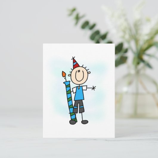 キャンドルTシャツとギフトを着た誕生日の男の子 ポストカード (スタンド正面)