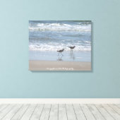 キャンバス：ビーチのサンピパーズ – Topsail Island NC キャンバスプリント (インサイチュ (ウッドフロア))