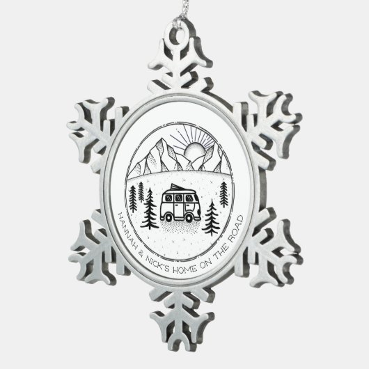 キャンパパーソナライズされたーズヴァンライフアウトドアカップル スノーフレークピューターオーナメント (右)
