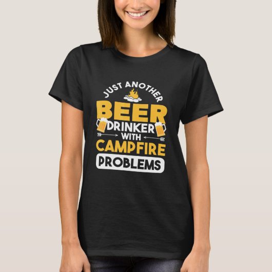 キャンパーテントCampfirで別のビールを飲む人 Tシャツ (正面)