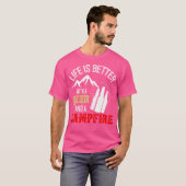 キャンピおもしろいング旅行の生活はビールとキャンプファーの方が良い Tシャツ (正面フル)