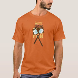 キャンピングカーにS'moreのおもしろいの篝火の強打があります Tシャツ