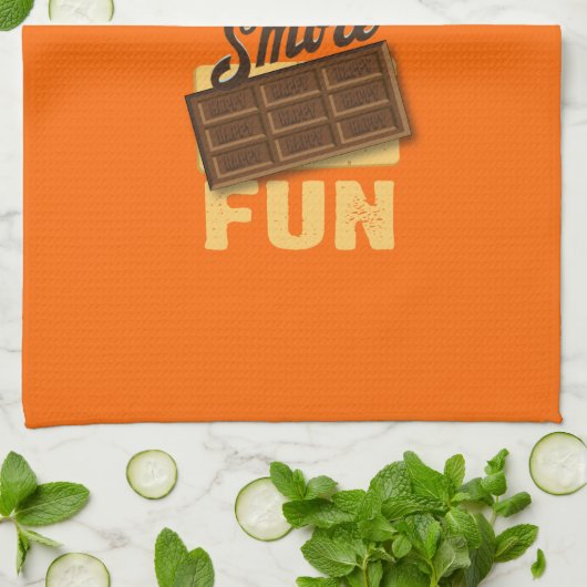 キャンピングカーはS'moreのおもしろいのGlampingの旗を備えています キッチンタオル (折り畳み)