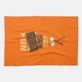 キャンピングカーはS'moreのおもしろいのGlampingの旗を備えています キッチンタオル (横)