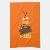 キャンピングカーはS'moreのおもしろいのGlampingの旗を備えています キッチンタオル (縦)