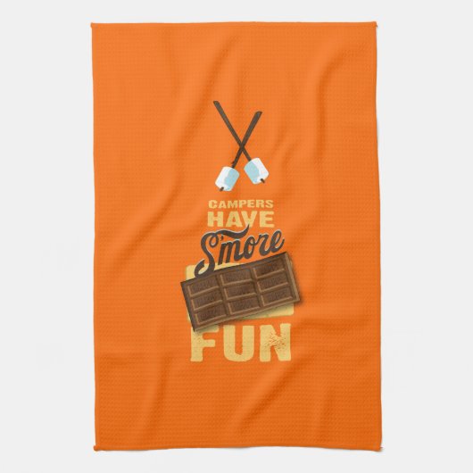 キャンピングカーはS'moreのおもしろいのGlampingの旗を備えています キッチンタオル (縦)