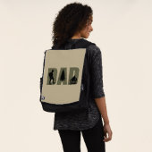 キャンピングキャンパーとハイキングハイカーパパ バックパック (着用)