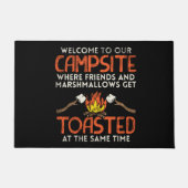 キャンピングキャンプファイヤーとマシュマロ ドアマット (正面)