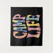 キャンピングサマーガールズキャンプライフタイダイレトロ タペストリー (正面)