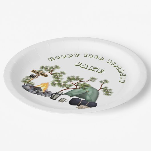 キャンピングテーマハッピーバースデーパーソナライズされたナプキンス ペーパープレート (アングル)