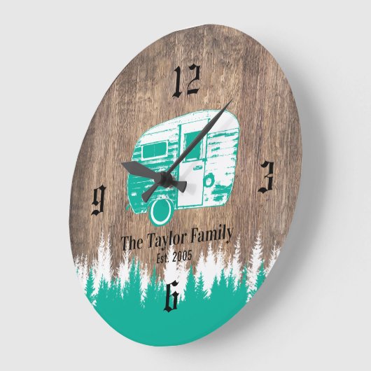 キャンピングトレーラーハッピーキャンパーズファミリーネーム木製 ラージ壁時計 (傾斜)