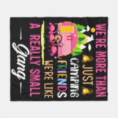 キャンピングフレンドは小さな集団のようなものだ フリースブランケット (正面(横))