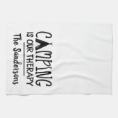 キャンピング素朴は私たちのセラピーテントファミリー名 キッチンタオル (横)