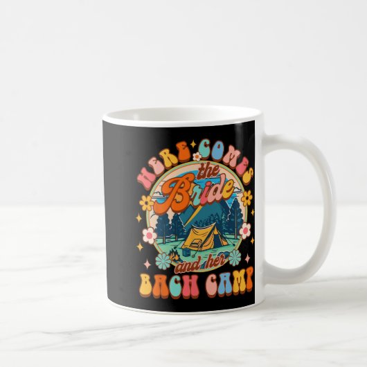 キャンピング ブライズパーティー 花嫁がやってくる  コーヒーマグカップ (右)
