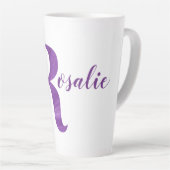 キャンピーパープル図解入りの、写真付きのきらめく文字R カフェラテマグ (右アングル)