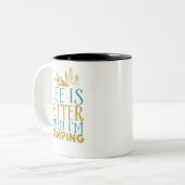 キャンプおもしろい中のハイキング引用文ライフが向上 ツートーンマグカップ (正面左)