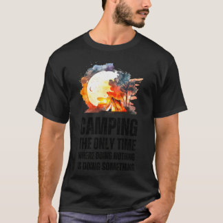 キャンプこそ何もしないことが何かをすることになる最高の時間 Tシャツ