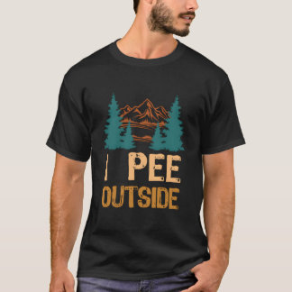 キャンプで外でおしっこ キャンパー ハイカー アウトドア Tシャツ