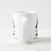 キャンプで起こること一年中笑われる ジャンボコーヒーマグカップ (裏面)