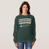 キャンプに行くに興奮しおもしろいて、蚊の幸せなキャンパー スウェットシャツ (正面フル)