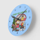 キャンプのために熱狂するなブロンドの女の子 ラウンド壁時計 (傾斜)