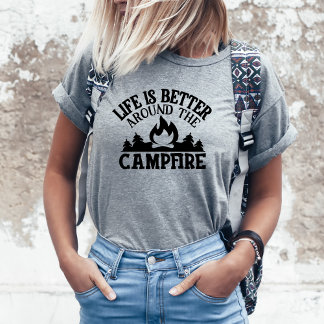 キャンプのまわりにファイヤーキャンプTシャツの女性 Tシャツ
