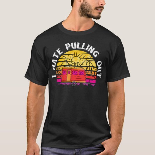 キャンプのキャンピングカーを出すのが嫌いな面白い一言 Tシャツ (正面)