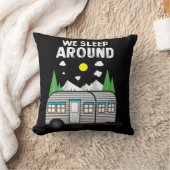 キャンプのギフト-私達はキャンピングカーのまわりで眠ります クッション (ブランケット)