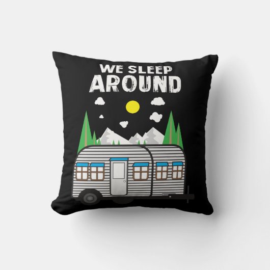 キャンプのギフト-私達はキャンピングカーのまわりで眠ります クッション (正面)