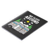 キャンプのギフト-私達はキャンピングカーのまわりで眠ります ノートブック (左側)