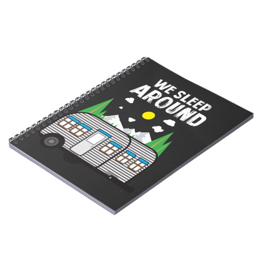 キャンプのギフト-私達はキャンピングカーのまわりで眠ります ノートブック (左側)