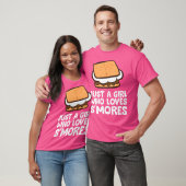 キャンプのスモールを愛する少女にすぎない Tシャツ (ユニセックス)