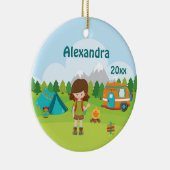 キャンプの女の子の火のキャンピングカーのテントのバックパックブラウン セラミックオーナメント (右)