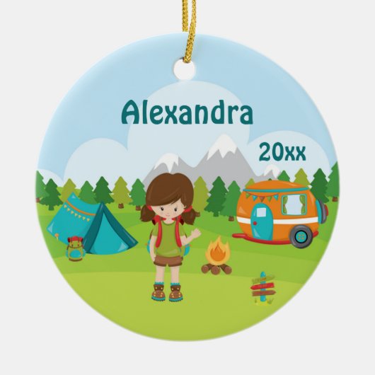 キャンプの女の子の火のキャンピングカーのテントのバックパックブラウン セラミックオーナメント (正面)