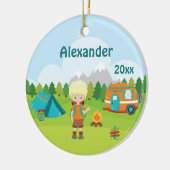 キャンプの男の子の火のキャンピングカーのテントのバックパックのブロンドの女性 セラミックオーナメント (左)