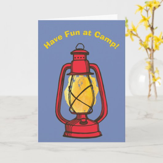 キャンプの赤いランタンの挨拶状で楽しい時を過して下さい カード (黄色い花)