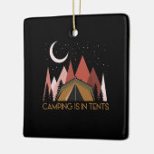 キャンプはテントの中でキャンピングおもしろいしている セラミックオーナメント (左)