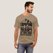 キャンプはビールを飲むセラピー Funny キャンパー Tシャツ (正面フル)