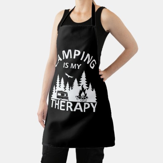 キャンプは私のセラピーおもしろいキャンパーのスローガン エプロン (インサイチュ)