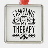 キャンプは私のセラピーレトロフォレストキャンプファイア メタルオーナメント (正面)