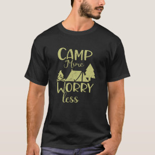 キャンプもっと心配なく、アウトドアのキャンピングおもしろい Tシャツ