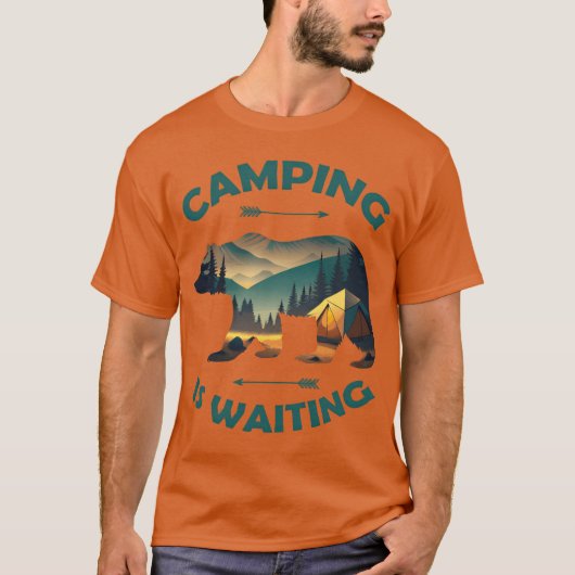 キャンプを待つ面白いクマ キャンパーギフト Tシャツ (正面)