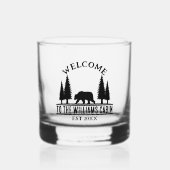 キャンプアウトドアベアパーソナライズされたファミリーキャビン名 ウイスキーグラス (正面)