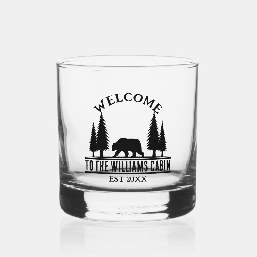 キャンプアウトドアベアパーソナライズされたファミリーキャビン名 ウイスキーグラス (正面)