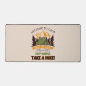 キャンプキッチルビッチンハッピーキャンパーへようこそ デスクマット (正面)